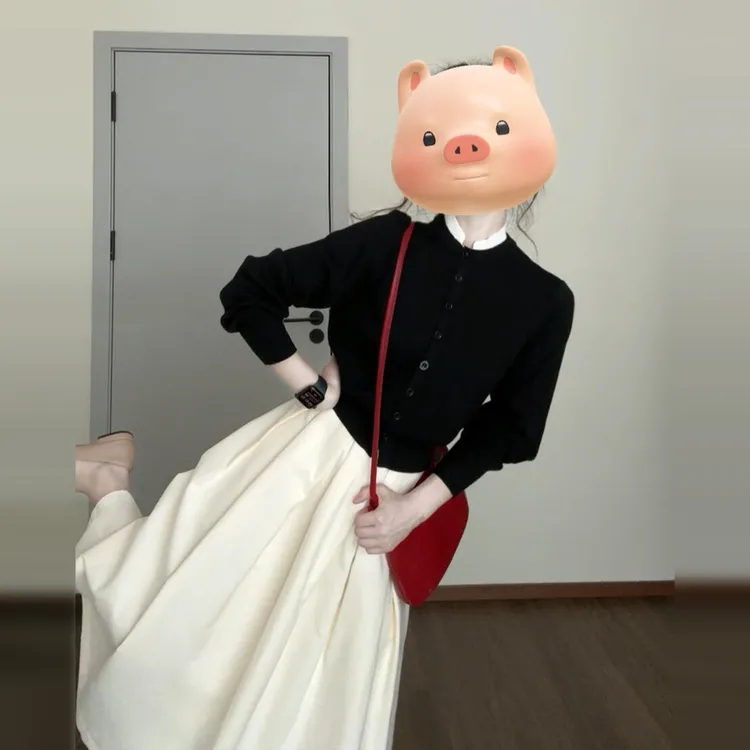 巨好看的大方得体套装女25年秋季黑色针织衫白色大摆半身裙两件套