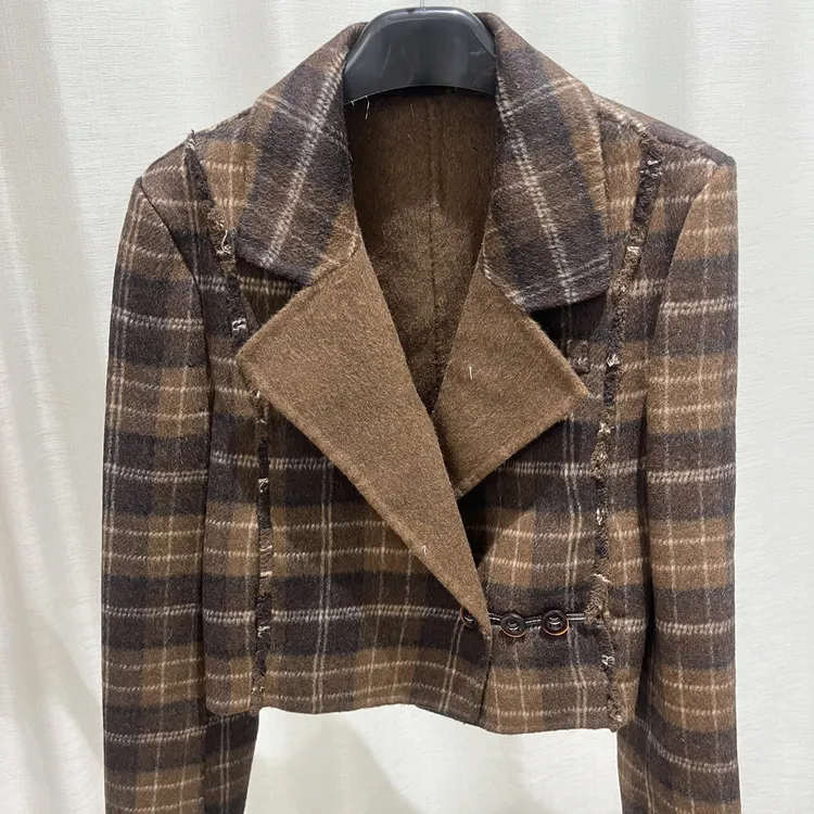 秋冬新款时尚短款格子双面外套彰显高级感