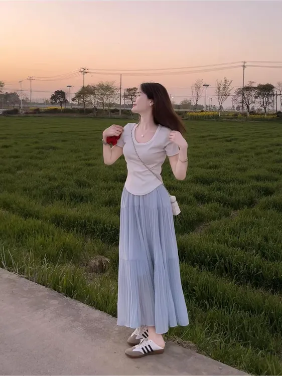 2025春季新款韩系简约气质正肩短袖t恤百搭蓝色温柔半身裙两件套