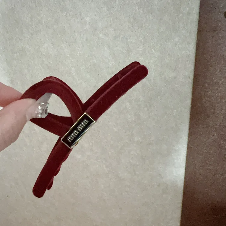 2025秋冬新款红丝绒抓夹大号珍珠后脑勺高级鲨鱼气质发夹夹子发饰