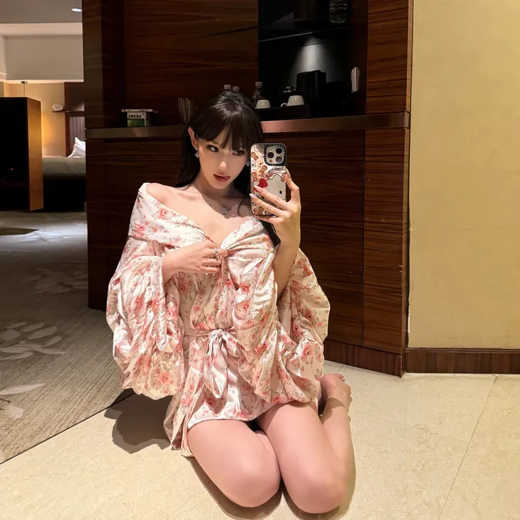 ChiclyNana欧美性感印花宽松睡裙女时髦泡泡袖高级感缎面系带裙子
