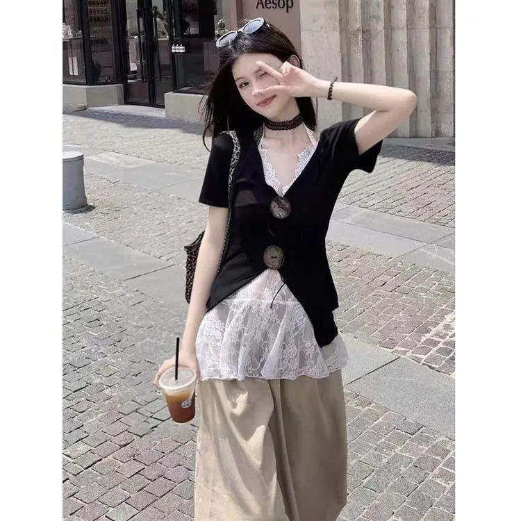 黑色纽扣露锁骨V领短袖T恤女夏季辣妹修身收腰设计感开叉套装上衣