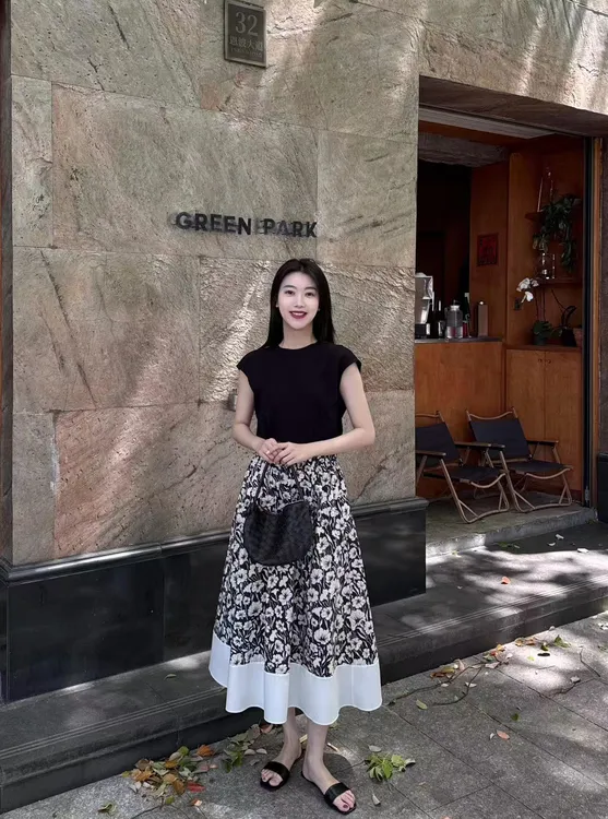 法式气质简约黑色无袖上衣2025春夏新款黑白印花显瘦高腰半身裙