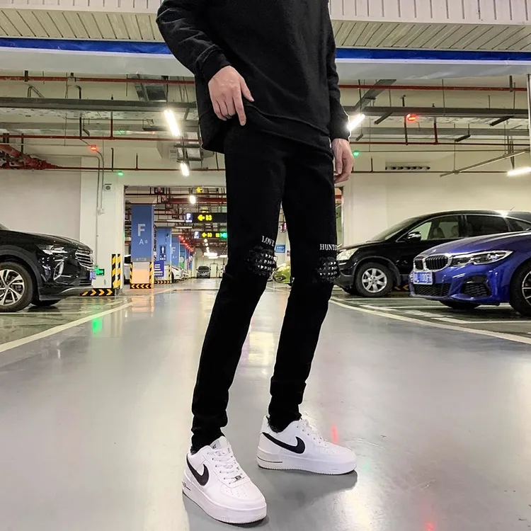 新款印花黑色牛仔裤男士痞帅时尚百搭破洞补丁修身小脚长裤子男士