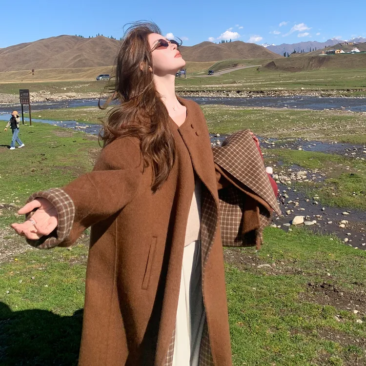 巨有范焦糖色格子拼接毛呢大衣女2025冬季欧货长款呢子外套带围巾