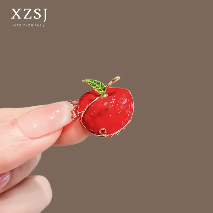 铜珐琅胸针 可爱红苹果别针高档女小众防走光扣精致胸花大衣配饰