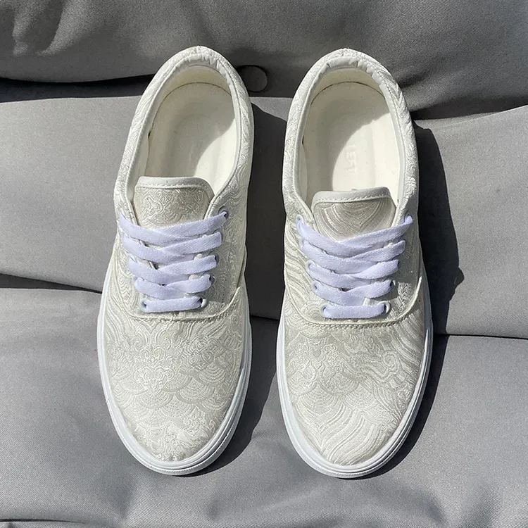 夏季新款银白色低帮潮鞋男款透气帆布鞋学生时尚鞋子男鞋休闲板鞋