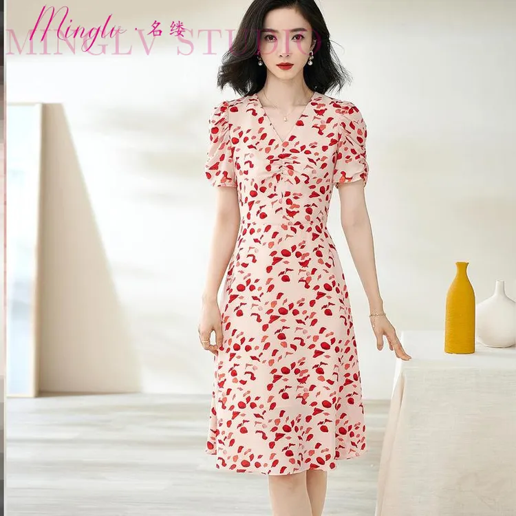 名缕2025夏季新款法式温柔风V领印花泡泡袖碎花连衣裙