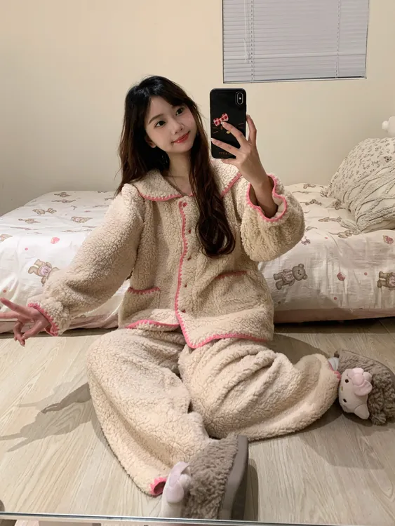 简约甜美纯色珊瑚绒睡衣女冬季粉色包边娃娃领加绒加厚家居服套装