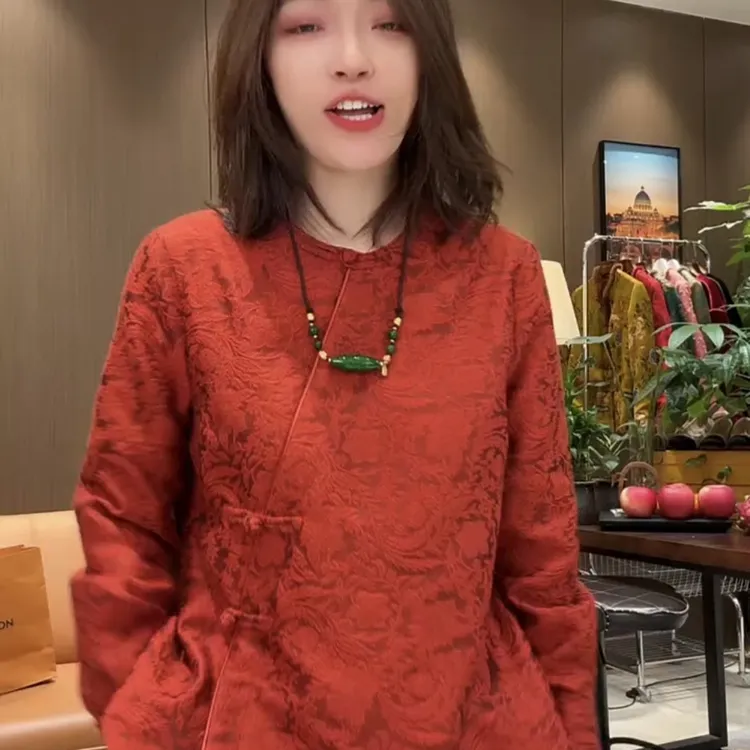 2026新中式圆领斜襟浮雕提花长袖复古国风女装冬季宽松设计感上衣