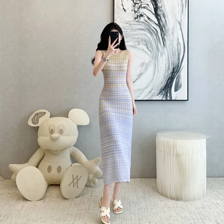 法式渐变色针织连衣裙女2025夏新款高级感气质修身显瘦无袖背心裙