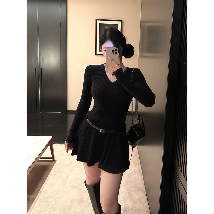 韩系辣妹纯色V领长袖连衣裙女秋冬新款修身显瘦时尚穿搭包臂短裙