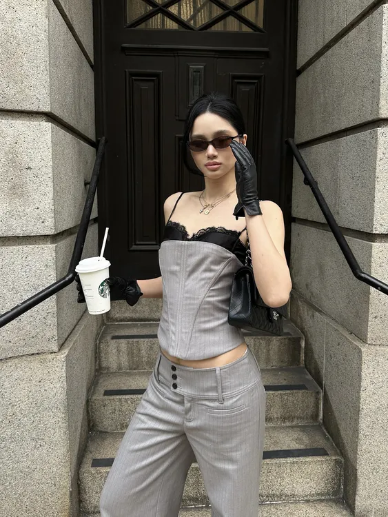 【忘忧岛】灰细条纹鱼骨抹胸蕾丝吊带背心女春季新款显瘦休闲裤套装