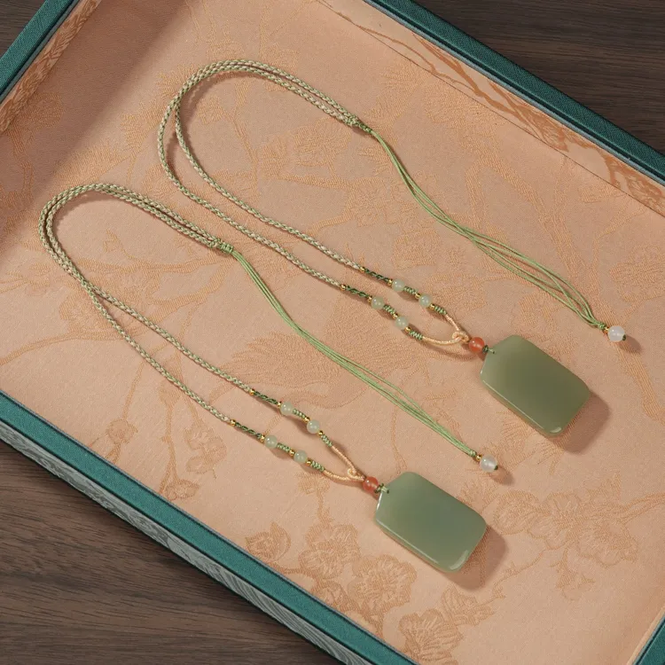 和田玉吊坠—多样性发一件-38*24*7mm-V59153-M（甄选）含配绳