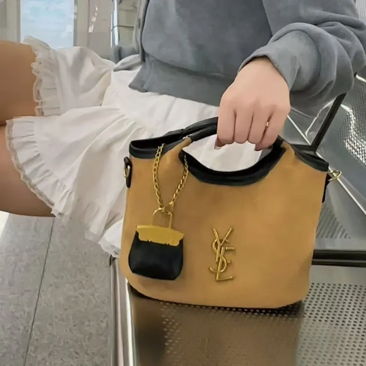 磁扣字母防脏防盗通勤风单肩包小众经典水桶包斜跨包