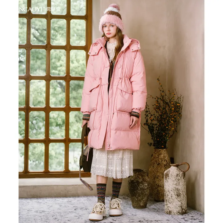 菀壹2025冬女中长款连帽加厚保暖鸭绒外套女Y09330451