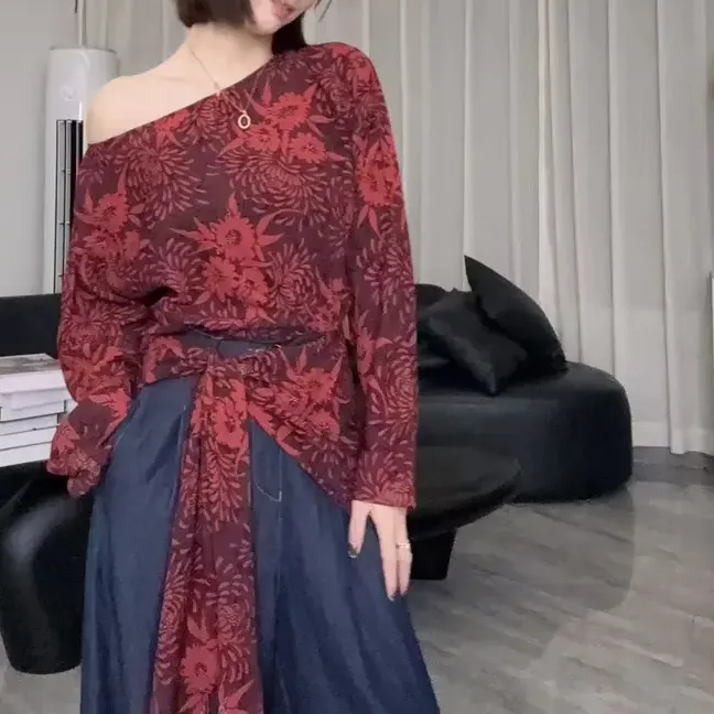 不规则设计款法鲁红上衣