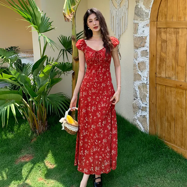 法式红色连衣裙显瘦纯欲穿搭海边度假碎花长裙