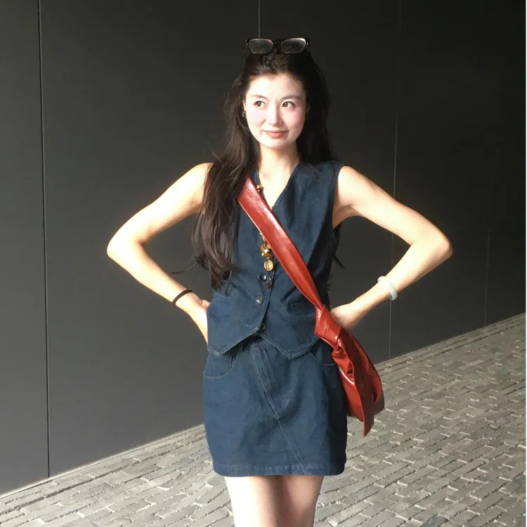 夏季新款洋气衣服女法式复古气质V领无袖马甲宽松牛仔短裙两件套