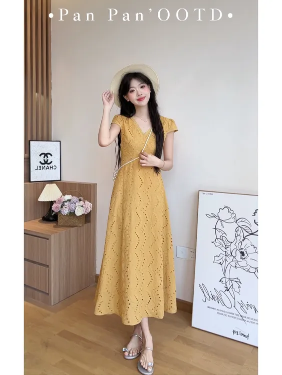 法式温柔风镂空V领短袖连衣裙女夏季新款高级感气质收腰长裙9001