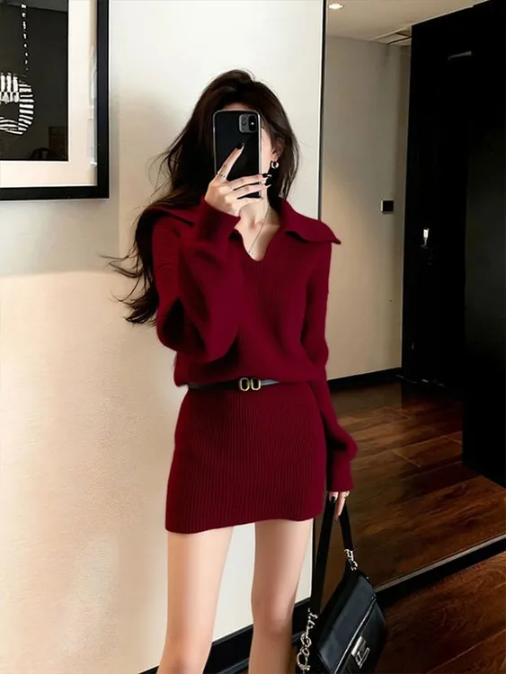 红色翻领针织包臀连衣裙女秋冬巨好看设计感收腰毛衣短裙2025新款