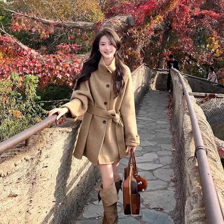 卡其色正肩短款大衣女秋冬高级感超好看收腰气质今年流行毛呢外套