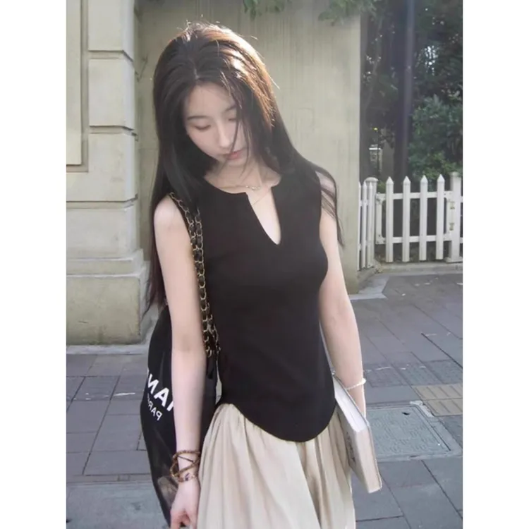 黑色V领背心t恤女夏季设计感小众别致甜辣妹弧形下摆无袖收腰上衣