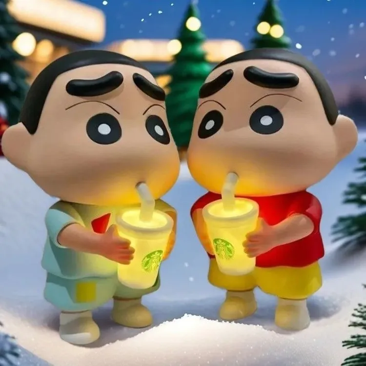 2025款喝奶茶蜡笔小新水杯发光汽车内饰车尾潮玩摆件生日礼物可爱