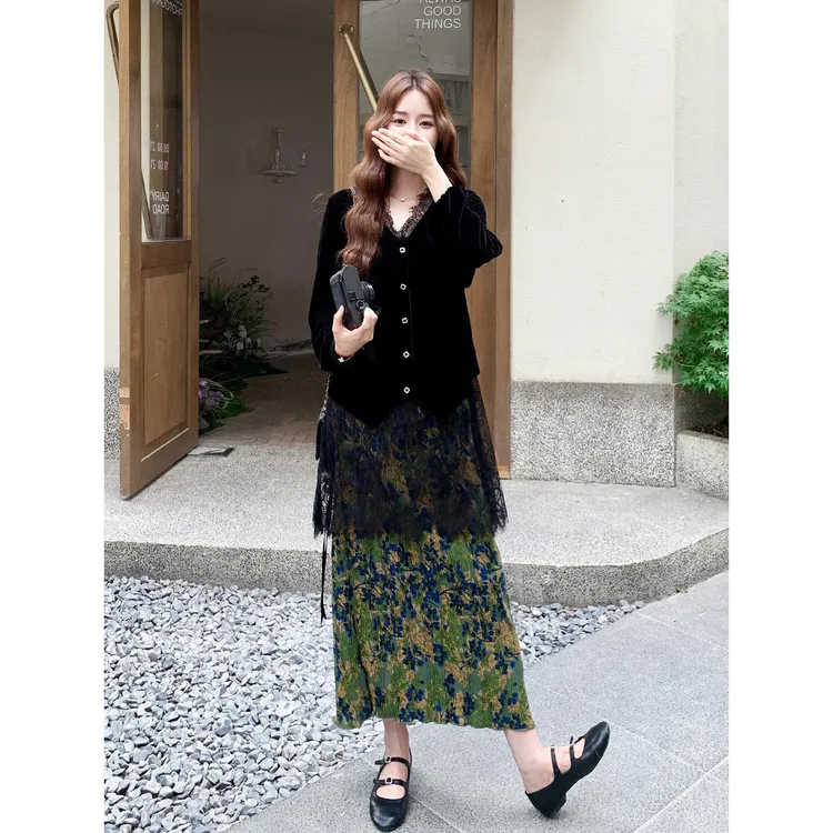 黑色蕾丝拼接丝绒衬衫套装裙女2025秋高级感覆古碎花半身裙两件套