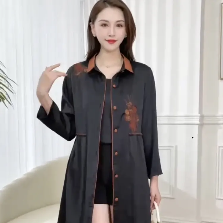 新款桑蚕丝时尚大气女士风衣女装刺绣黑色外套中长款彰显独特魅力