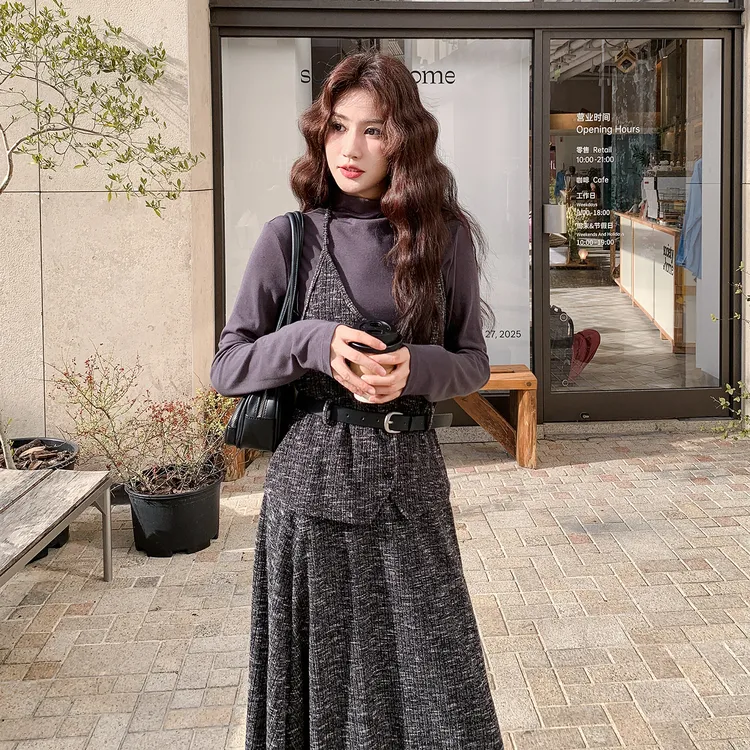 轻熟风灰色挂脖吊带打底衫半身裙套装女2025年秋季新款韩系三件套