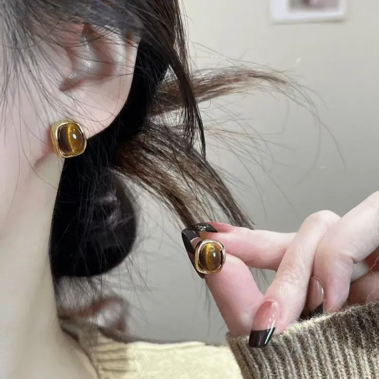 铜合金耳饰 美拉德色系猫眼耳钉秋冬款双十一轻奢简约女士耳环