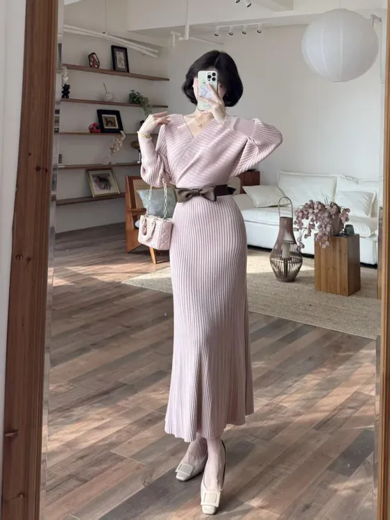 蕾英俊-心动情书-秋季韩系性感辣妹名媛气质V领针织连衣裙长裙子