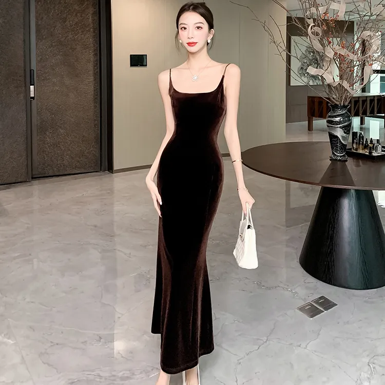 实拍咖啡色丝绒吊带连衣裙女2025秋高级感复古鱼尾裙收腰显瘦长裙