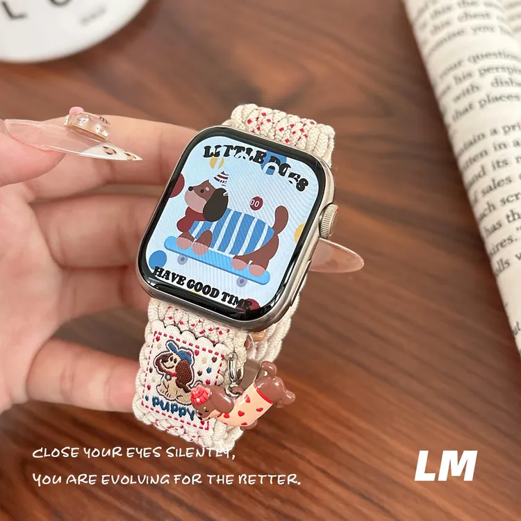 卡通腊肠狗猫咪挂坠适用苹果iwatchs10编织小米手环手表表带