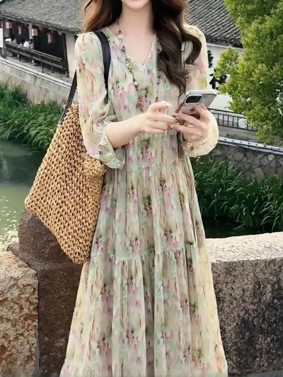 法式度假风气质印花连衣裙女2025夏季新款宽松显瘦系带收腰长裙子