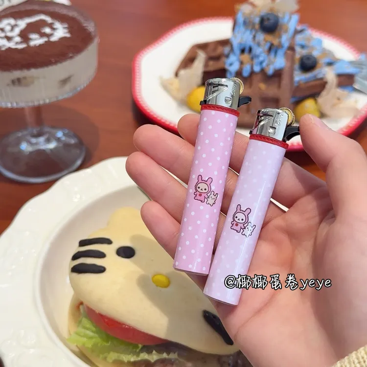 椰椰蛋卷·草莓熊妹圆管打火机砂轮明火可充气款卡通可爱原创手工