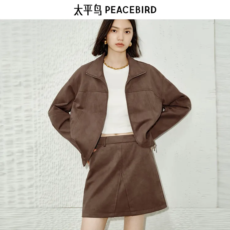  太平鸟黑胶PU外套25新款宽松夹克短廓形棕色皮衣短外套女