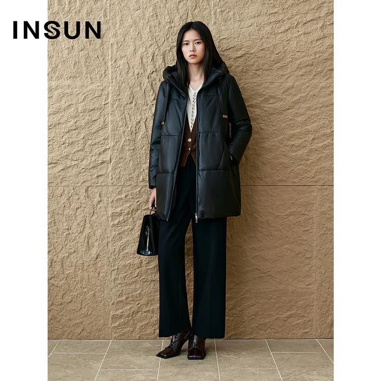 INSUN恩裳专选冬季时尚黑色连帽绵羊皮羽绒服