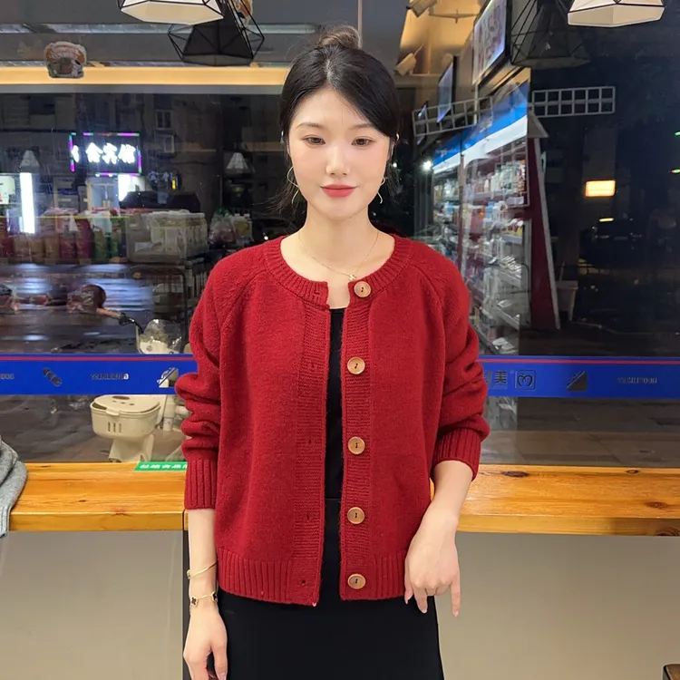 复古木扣短款软糯毛衣外套女宽松秋冬厚款高级感针织开衫上衣外穿