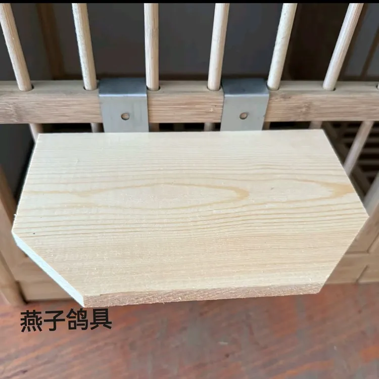 可挂巢箱的松木栖架