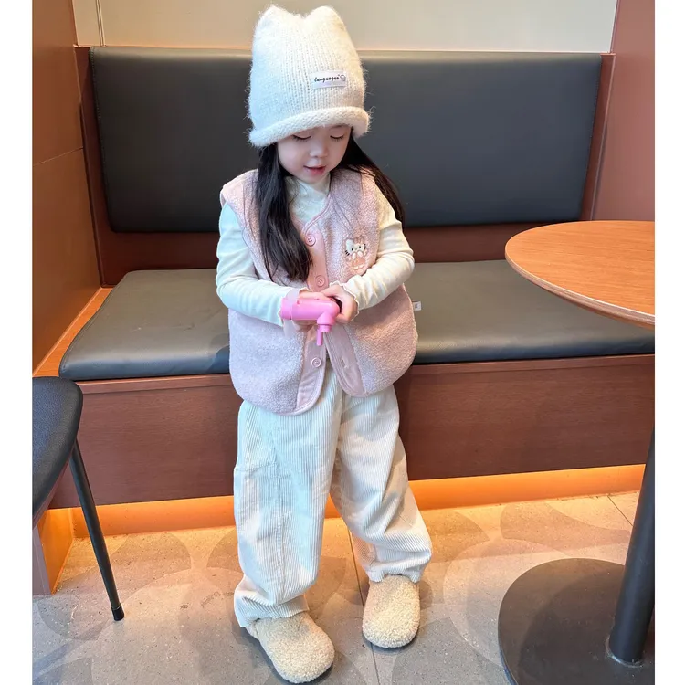 壹妈韩版童装女童秋冬新款套装洋气女宝KT猫摇粒绒马甲白色直筒裤