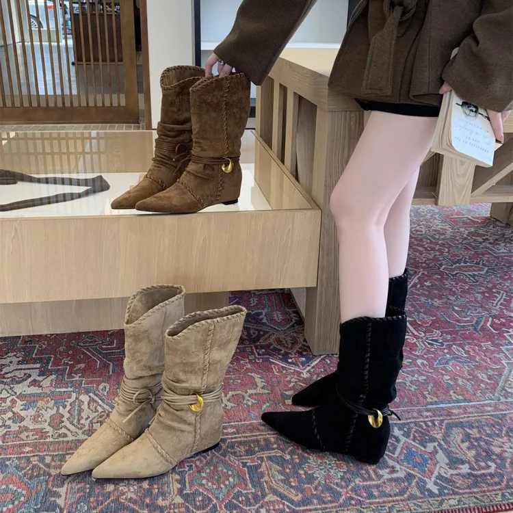 美拉德风骑士靴女2025秋冬季靴子女靴子女长筒靴内增高尖头绒面瘦