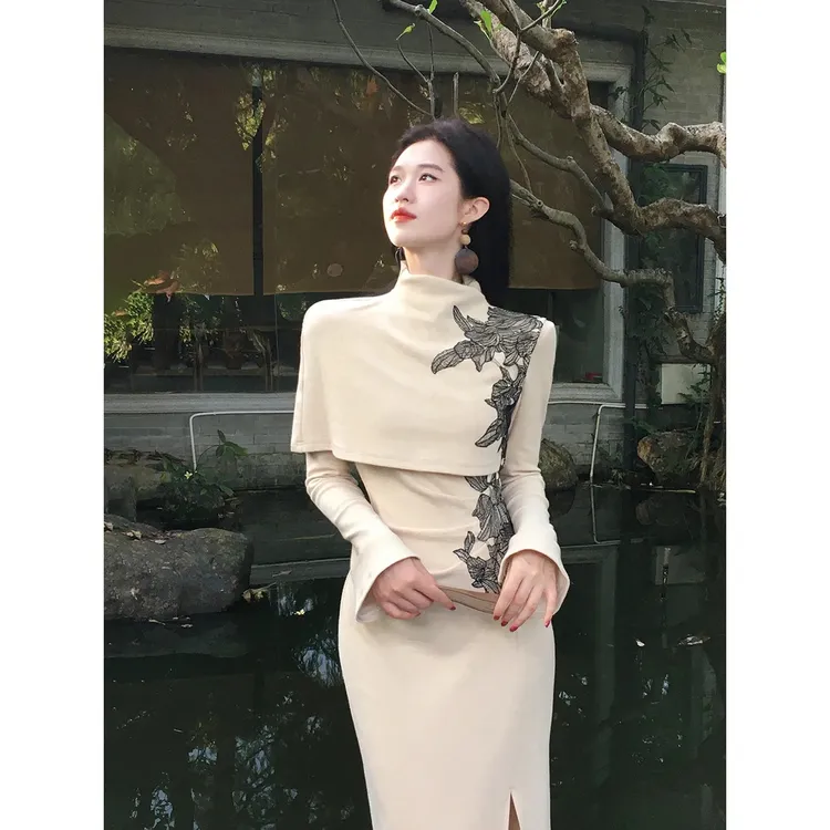 凌茜恣禾【秋枫叙】国风新中式撞色蕾丝贴花高领披肩气质旗袍裙套装