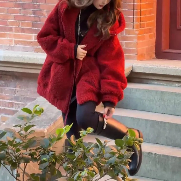 时尚韩版百搭保暖红色短外套2026冬季新款宽松显瘦设计感连帽上衣