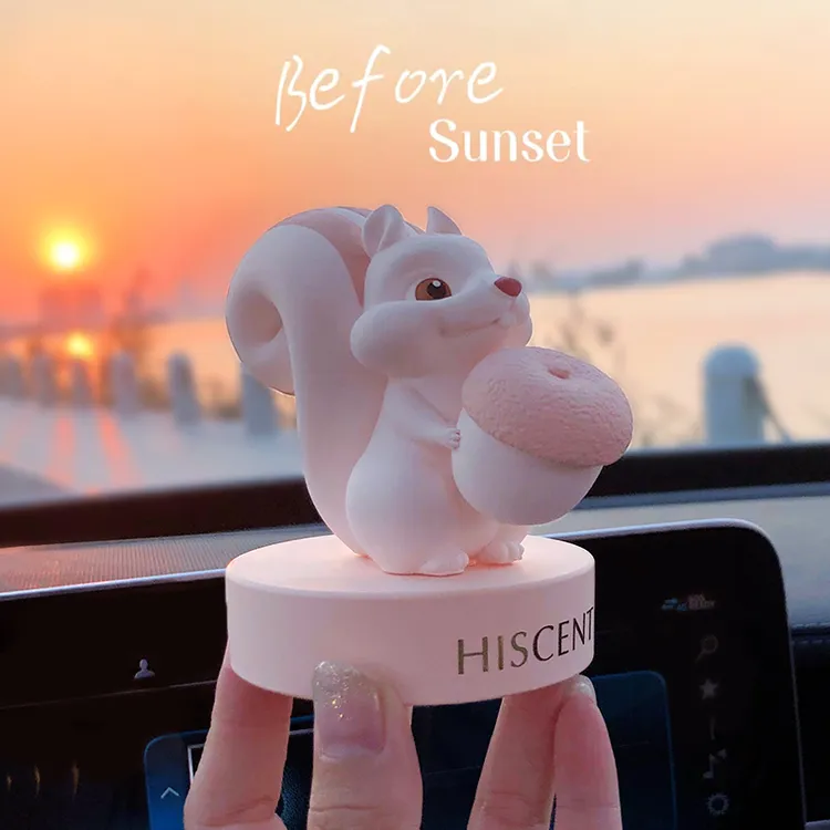 2025汽车摆件可爱小松鼠车载香薰中控台香水装饰车内饰品女扩香石