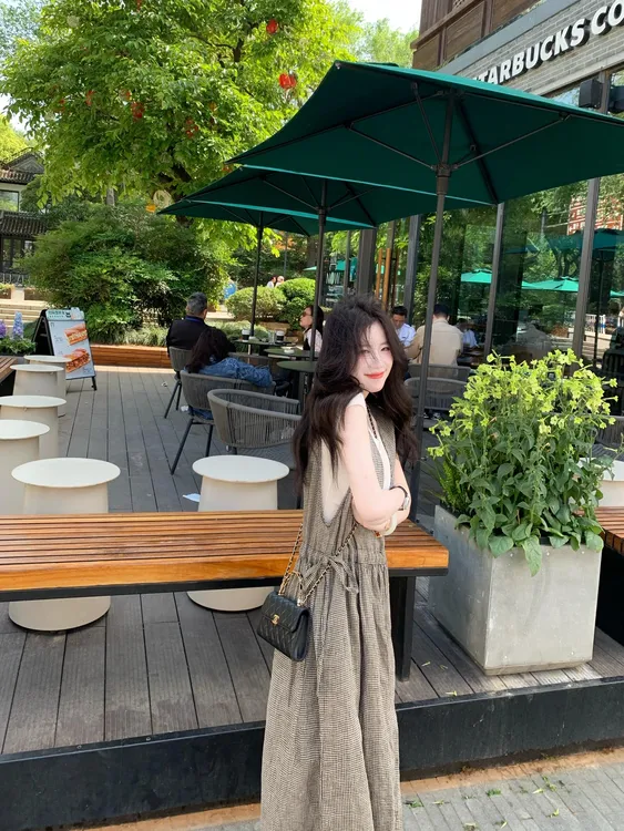 2025夏季新款法式高级感宽松文艺V领无袖背心裙白色u领短袖上衣