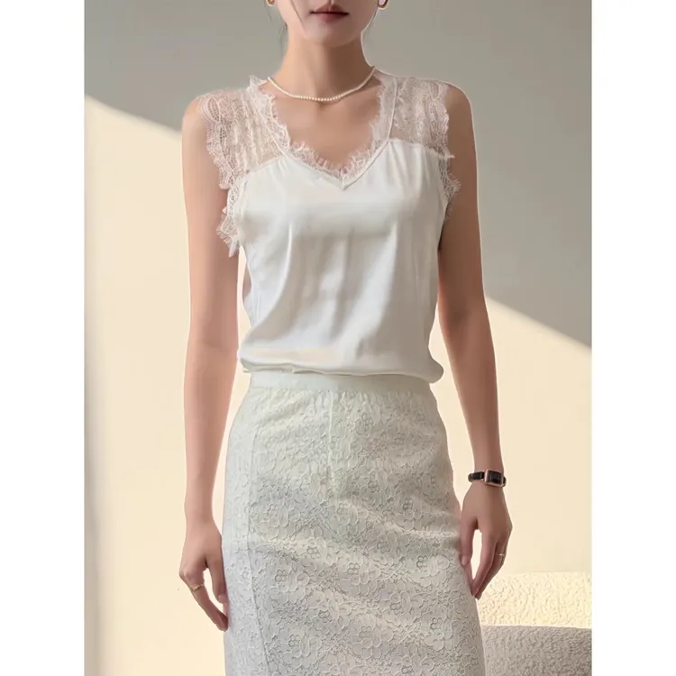 白色v领醋酸缎面吊带背心女内搭冬气质百搭蕾丝拼接打底外穿上衣