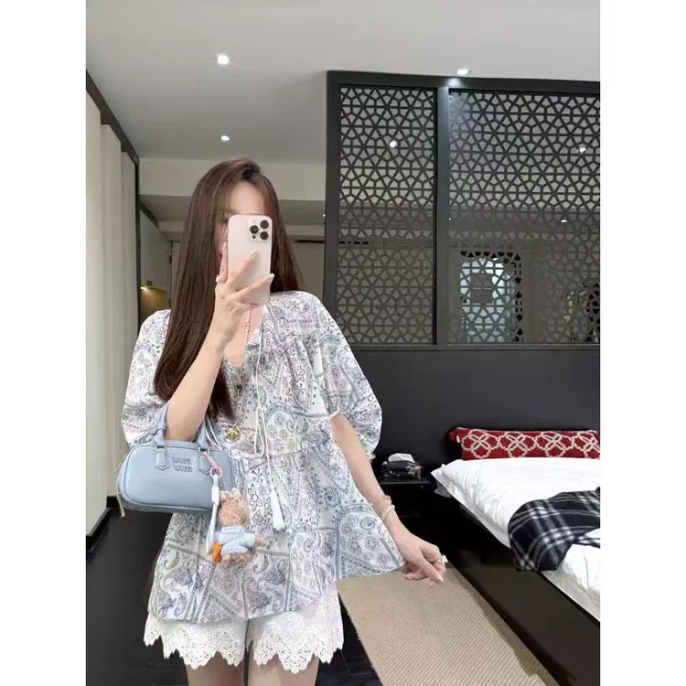 张涩涩 25夏 "夏日音符" 清冷艺术感 蓝色海岛风印花宽松小衫