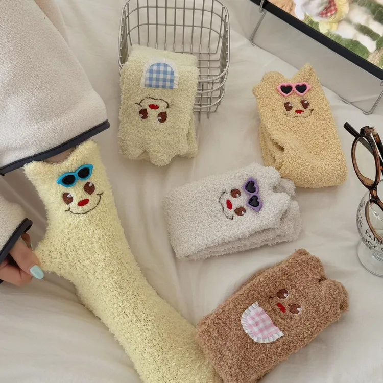 可爱卡通珊瑚绒袜子女中筒袜冬季加厚保暖黄油小熊睡眠居家地板袜
